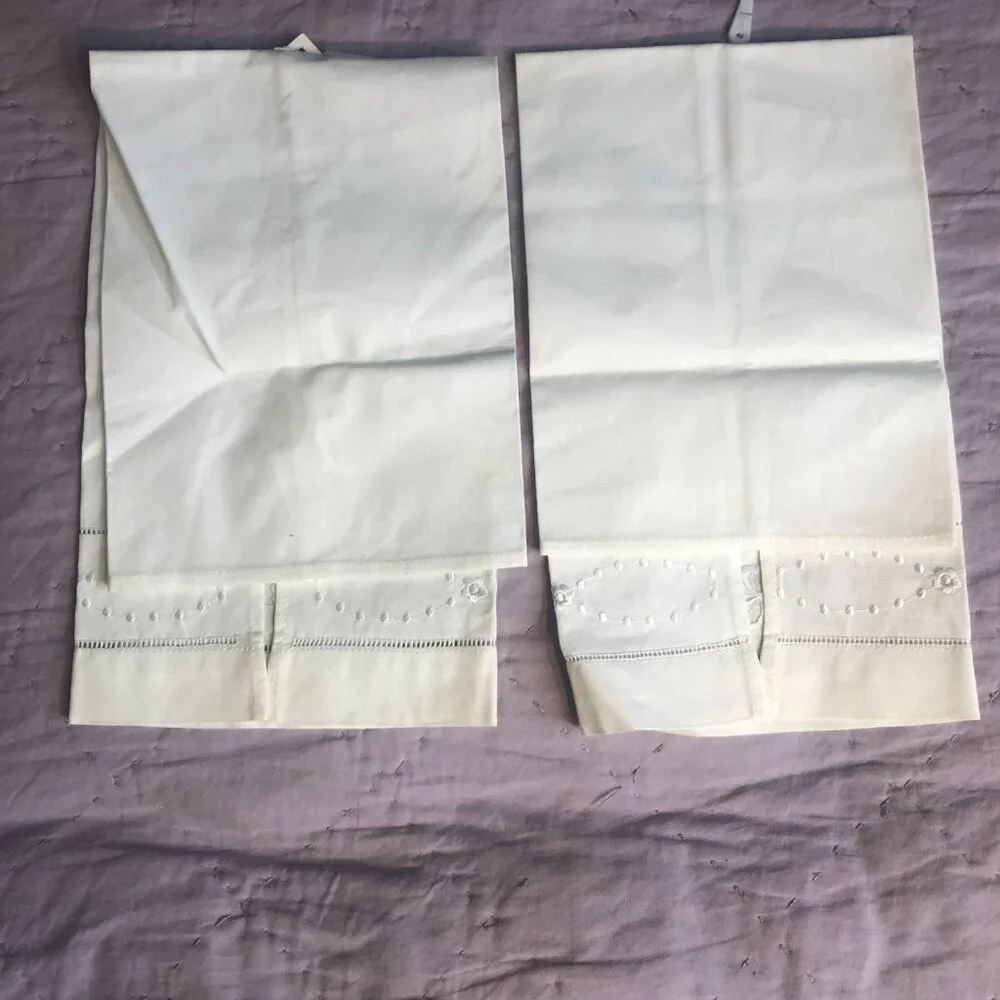 Blush White Guest Hand Towels with embroidered clover, set of 2